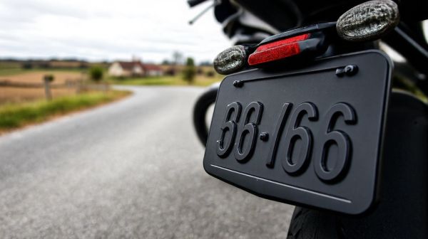 Les spécificités des plaques d'immatriculation noires pour motos en France